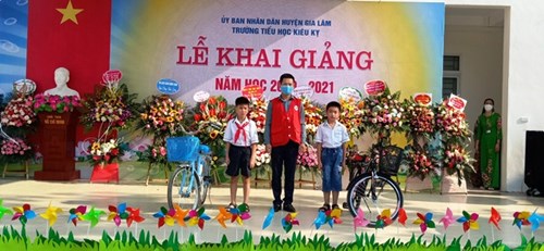 Hội chữ thập đỏ xã kiêu kỵ tặng xe đạp cho hs có hoàn cảnh khó khăn của trường th kiêu kỵ